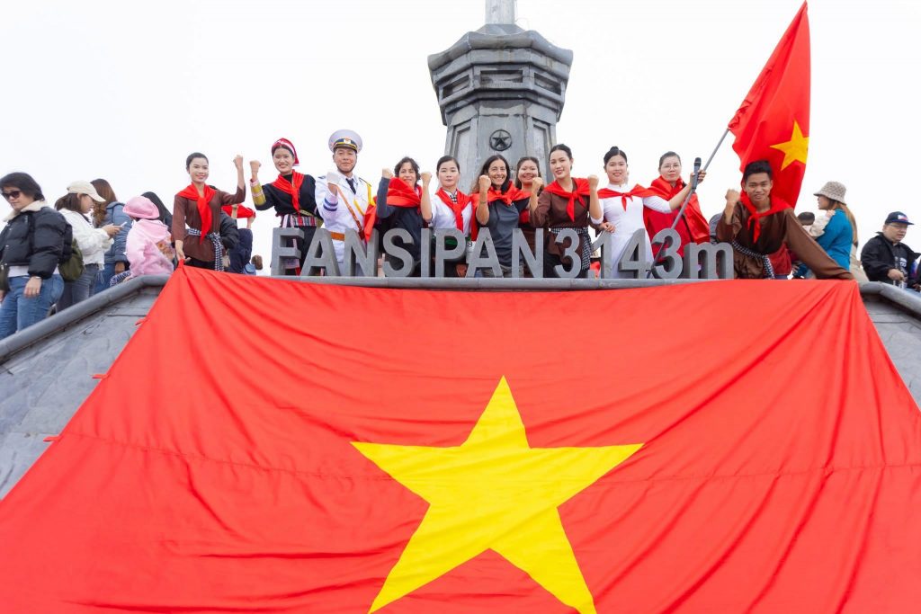 Fansipan Sapa rực rỡ cờ hoa tự hào ngày Quốc Khánh 2/9