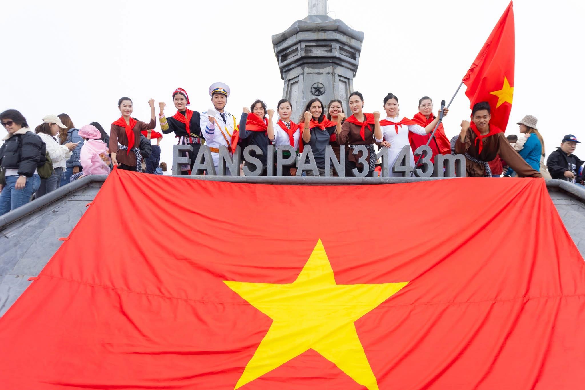 Fansipan Sapa rực rỡ cờ hoa tự hào ngày Quốc Khánh 2/9