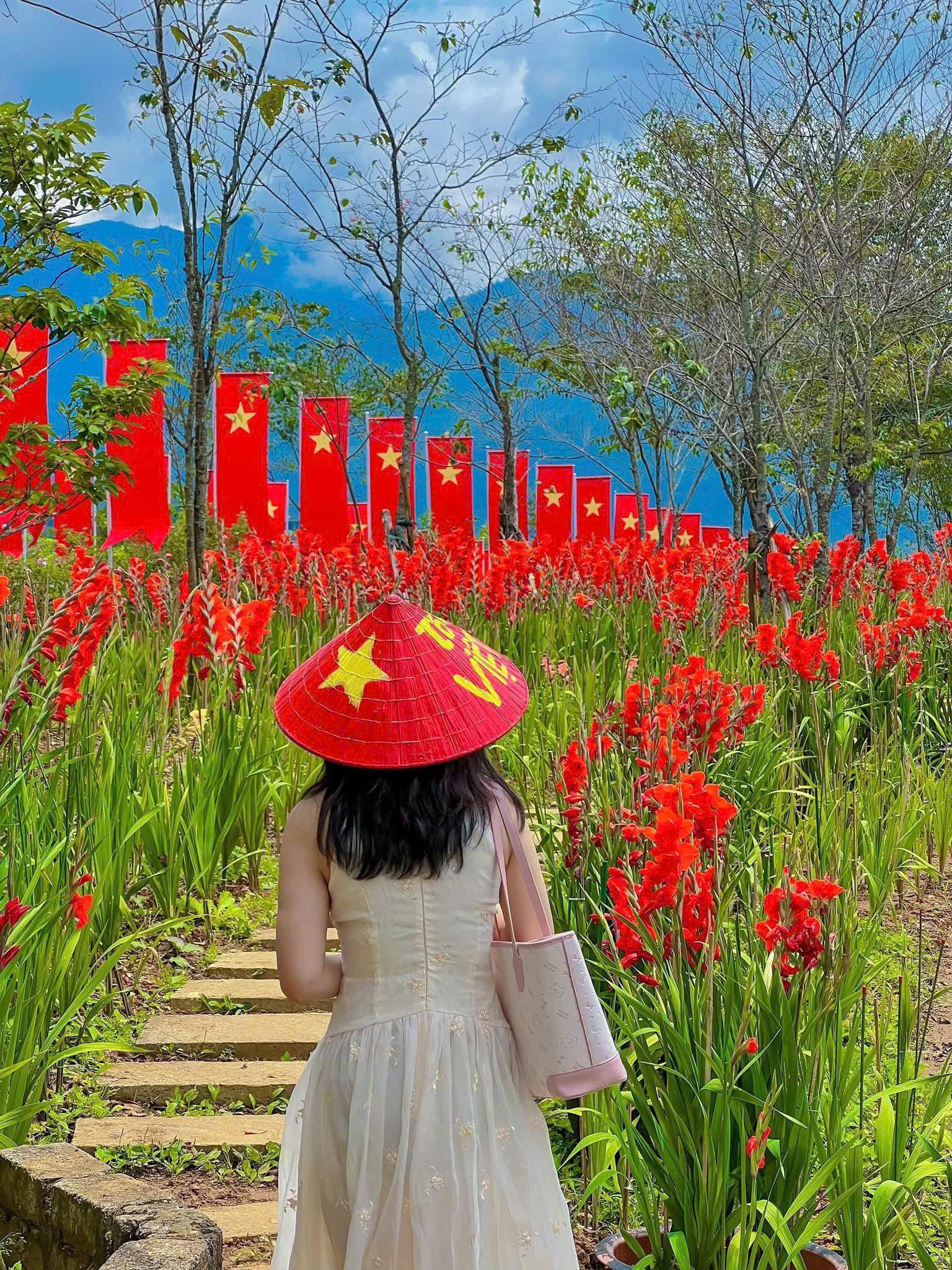 Fansipan Sapa rực rỡ cờ hoa tự hào ngày Quốc Khánh 2/9