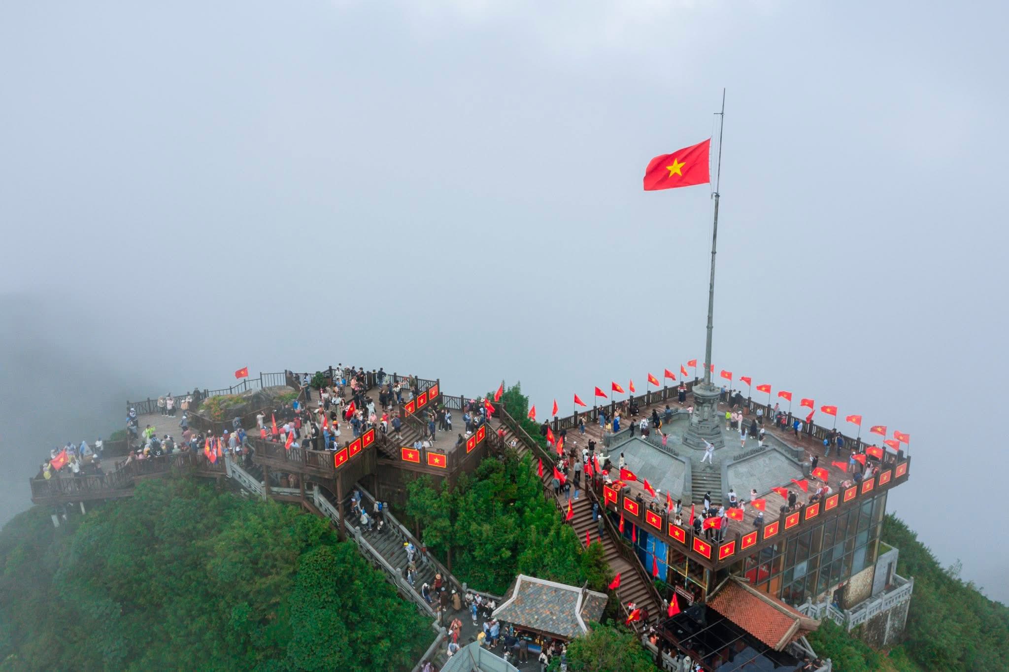 Fansipan Sapa rực rỡ cờ hoa tự hào ngày Quốc Khánh 2/9