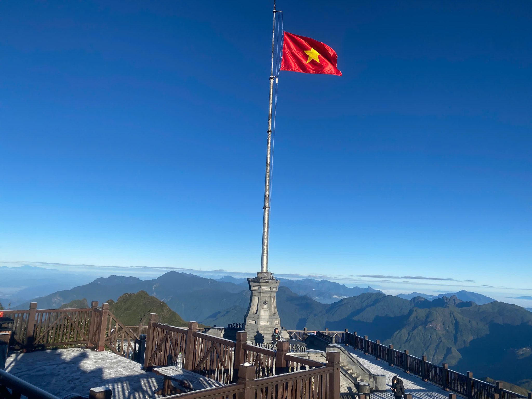 Băng tuyết nhẹ như bông phủ quanh chóp tháp Fansipan 3.143m và cột cờ Tổ Quốc