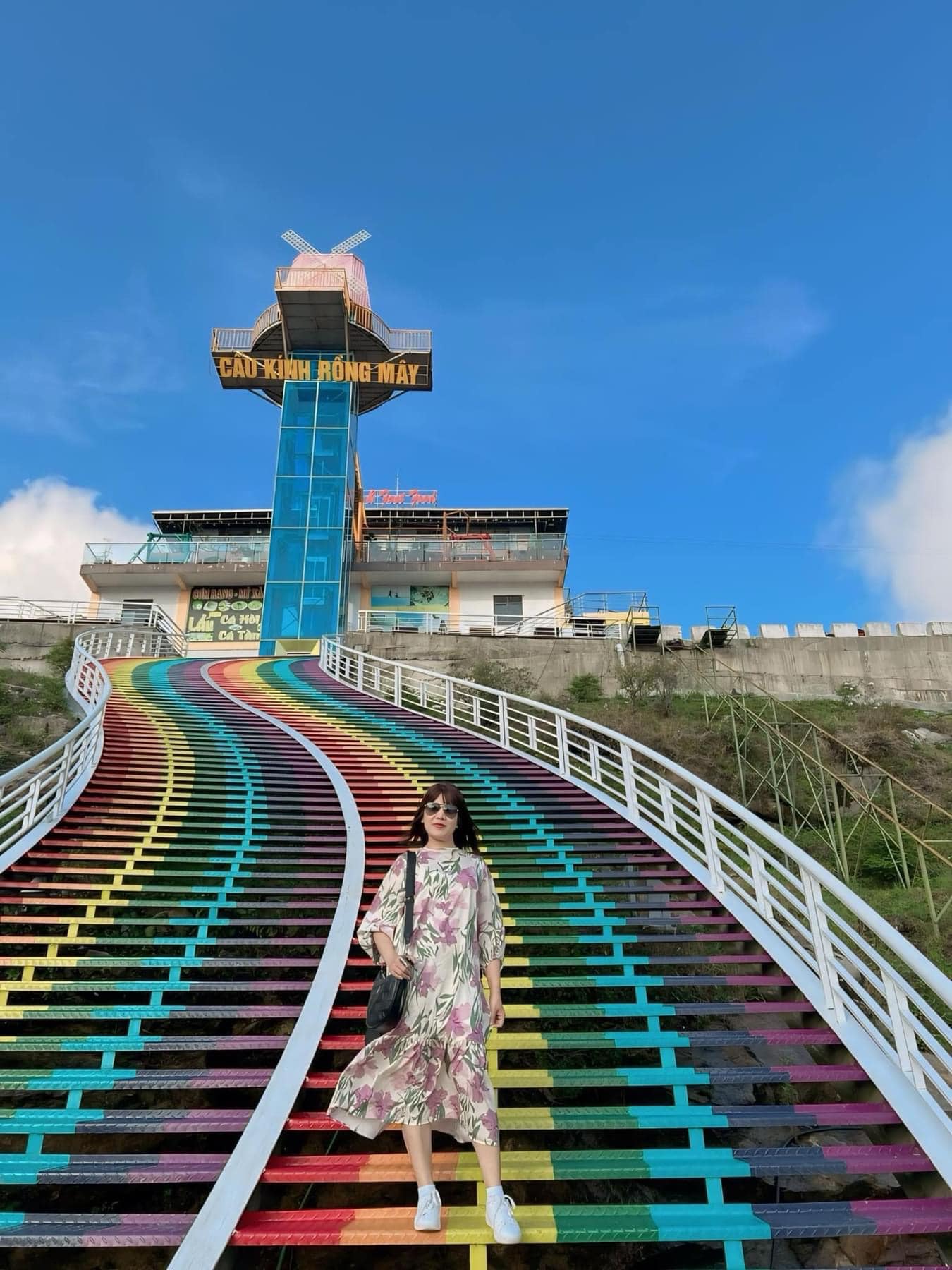 Khách hàng check in tại Cầu Kính Rồng Mây Sapa