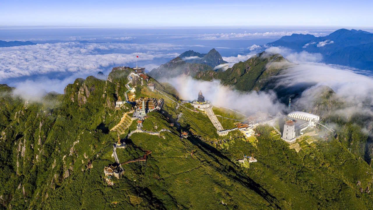 Fansipan bước vào mùa đẹp nhất trong năm – mùa mây chạm tay.