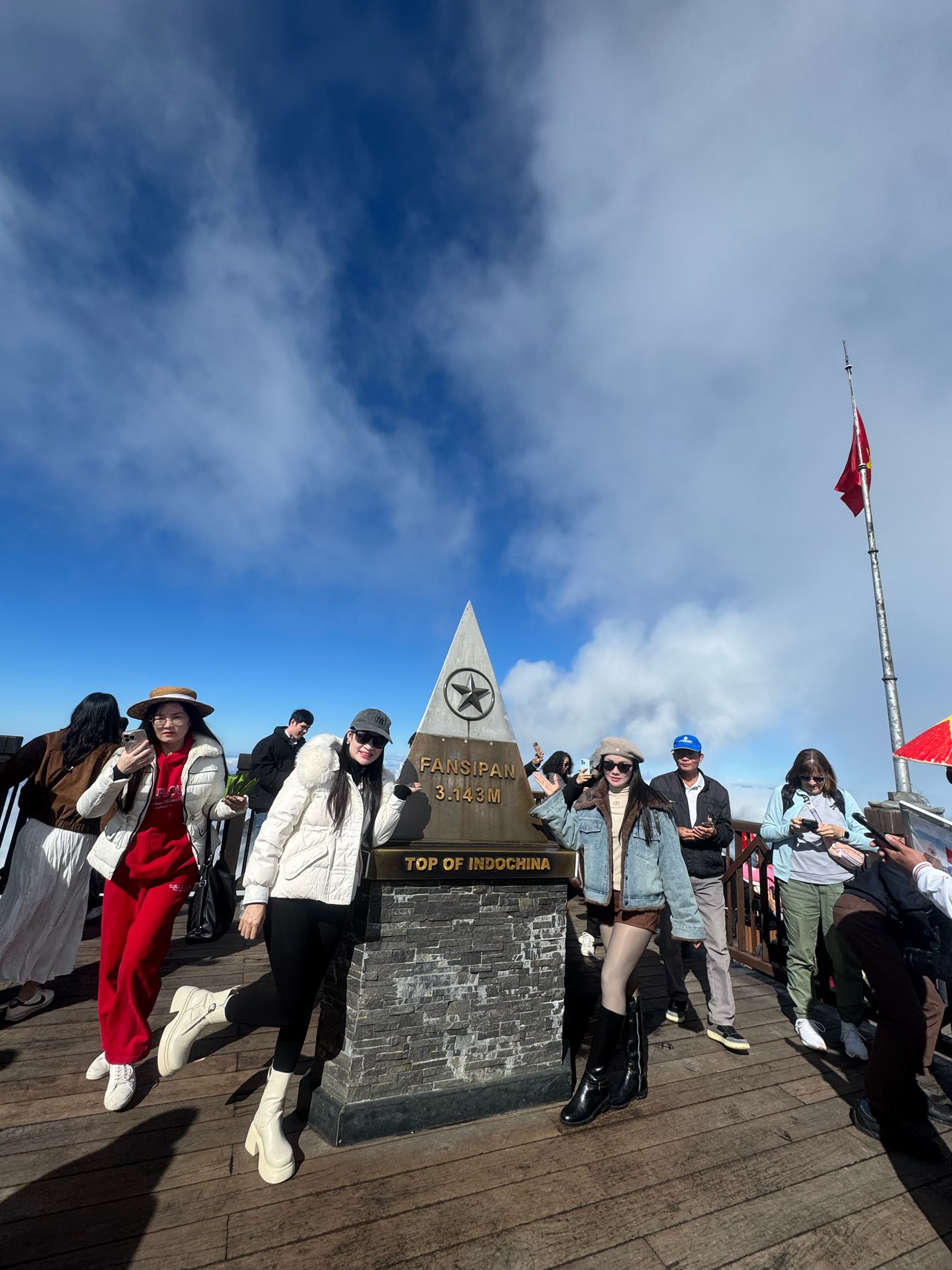 Khách hàng chính phục đỉnh núi Fansipan